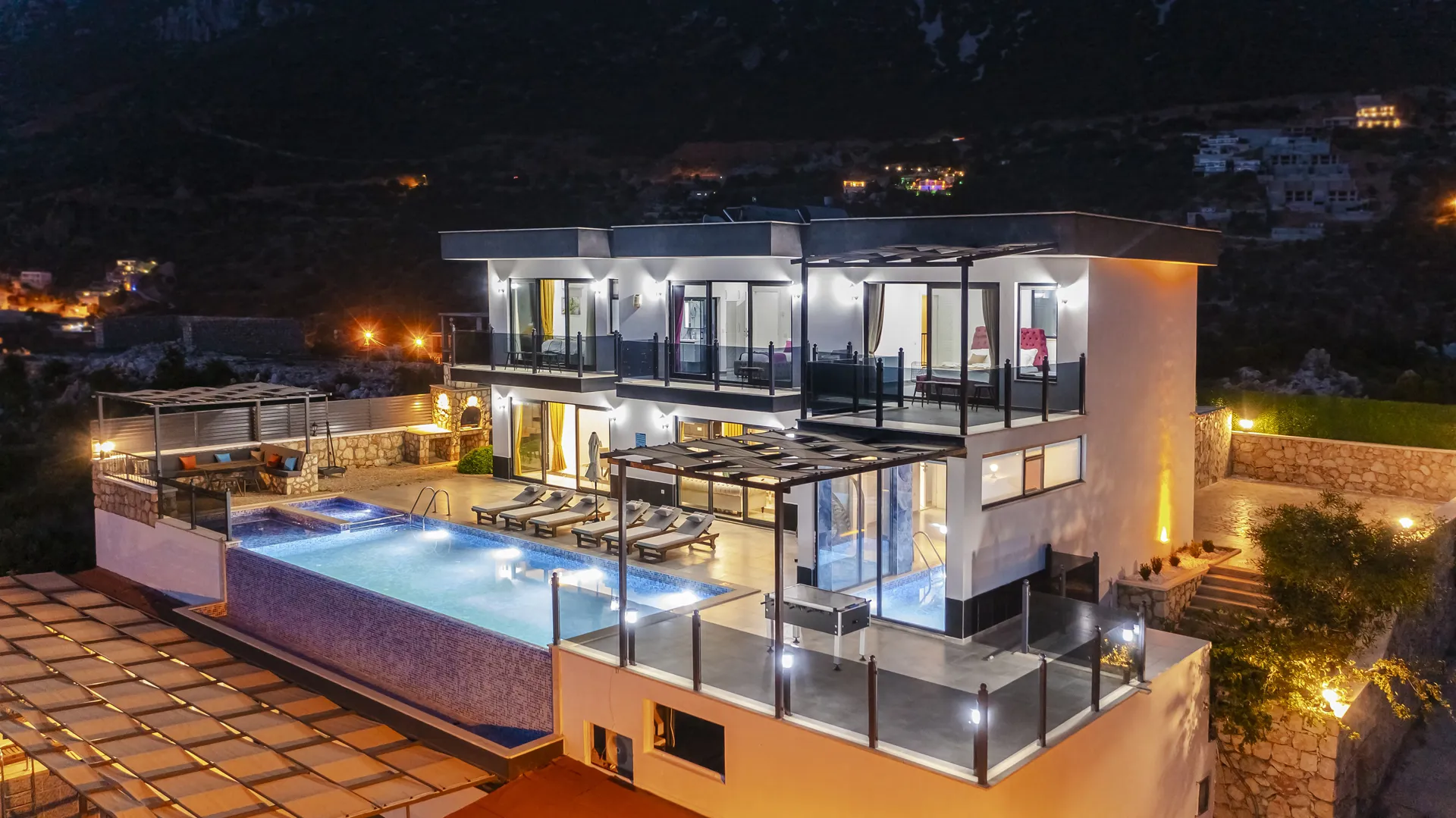 Kalabalık Aileler İçin Geniş ve Konforlu Villa Kiralama