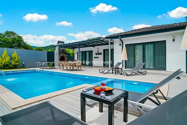 Korunaklı Havuz Kiralık Villa
